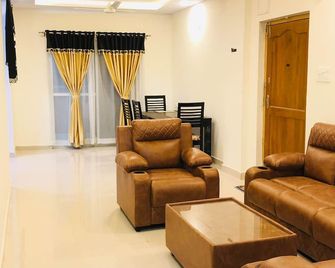 Spacious 3-bedroom apartment with WiFi, AC in delightful Hyderabad by GRV Group. - Haiderabad - Huiskamer