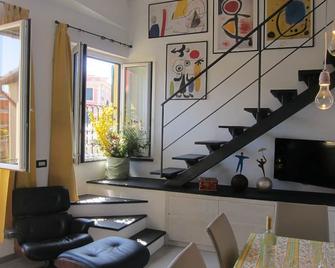 Architectural designed central apartment a few steps from the beaches. PARKING. - Sestri Levante - Salon