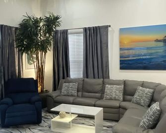 Experience your Dream Vacation Home - Immokalee - Living room