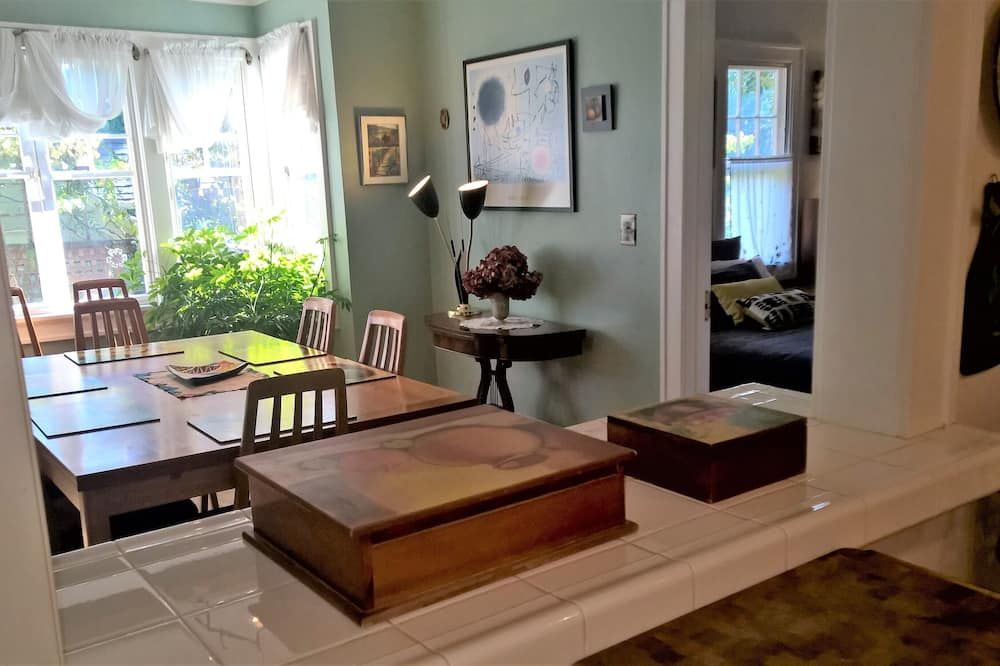 Sunny 1400 SQFT Dutch Colonial in Portland Heights - 5 min to downtown, NW 23rd - بورتلاند (اوريغون) - غرفة طعام