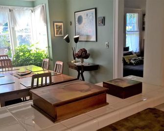 Sunny 1400 SQFT Dutch Colonial in Portland Heights - 5 min to downtown, NW 23rd - بورتلاند (اوريغون) - غرفة طعام