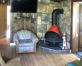 Nature’s Best cabin1 hr. to PSU. Great view. Perfect for outdoorsman. Sleeps 8 - Lock Haven - Sala de estar