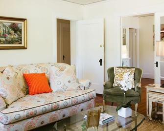 The Down Town House - Charming Bungalow In San Luis Obispo - Private parking! - San Luis Obispo - Living room
