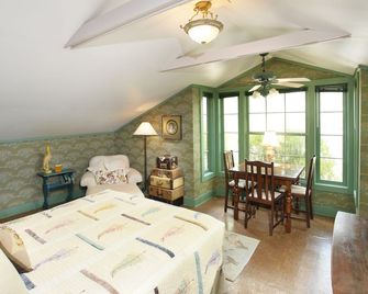 Romantic, 1 bedroom cottage walking distance to downtown, pet friendly, private. - Eureka Springs - Bedroom