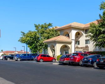 Comfort Inn & Suites Phoenix North / Deer Valley - Phoenix - Edificio