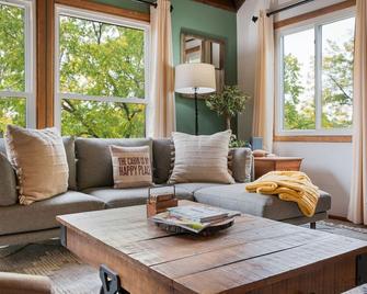 No Dog Fees - Dog Friendly 3BR 2BA with Loft and Mountain Views - Near Bryce Resort in Basye, VA - Basye - Living room