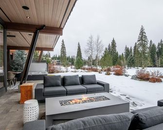 Cypress Links - Golf Course Location, modern w/ AC, Hot tub - Whistler - Patio