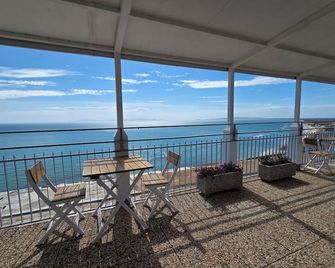 Suite Torre Azzurra B&B - Rooftop Sea View - Follonica - Balcón