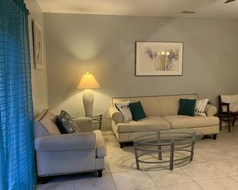 Temple Of Relaxationcozy Bungalow By The Beach (Whole House) - Cocoa - Living room
