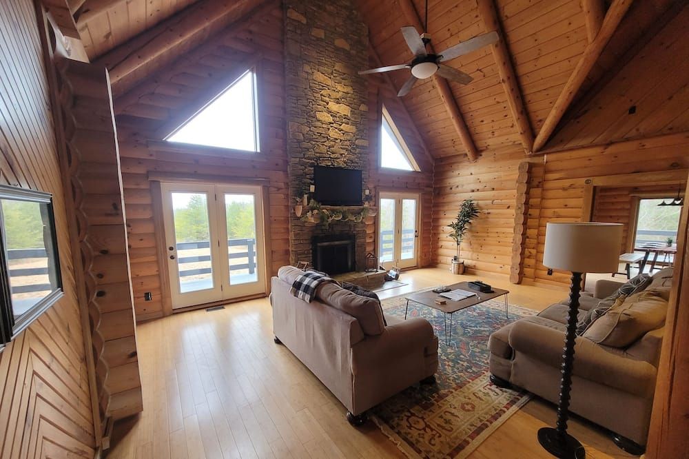 Nolin Lake Log Cabin ~ Beautiful Water Views ~ Great Family Getaway! - Mammoth Cave - Living room