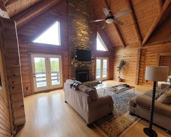 Nolin Lake Log Cabin ~ Beautiful Water Views ~ Great Family Getaway! - Mammoth Cave - Living room