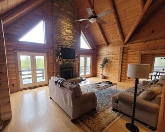 Nolin Lake Log Cabin ~ Beautiful Water Views ~ Great Family Getaway! - Mammoth Cave - Living room