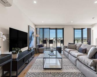 Castaway Villa @ Martha Cove-Luxury Marina Living - Safety Beach - Living room
