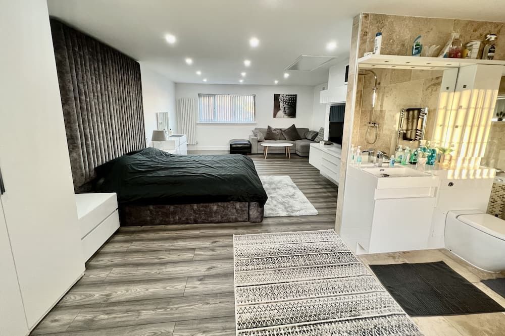 Penthouse Style Luxury 2 Bedroom House has Hot-Tub, extra fees apply - Birmingham - Bedroom