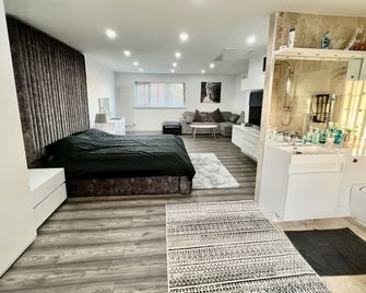 Penthouse Style Luxury 2 Bedroom House has Hot-Tub, extra fees apply - Birmingham - Bedroom