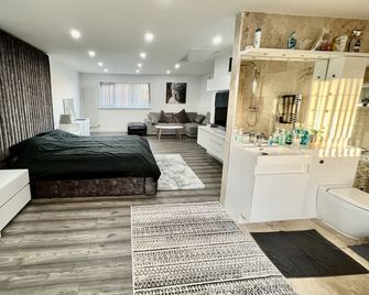 Penthouse Style Luxury 2 Bedroom House has Hot-Tub, extra fees apply - Birmingham - Bedroom