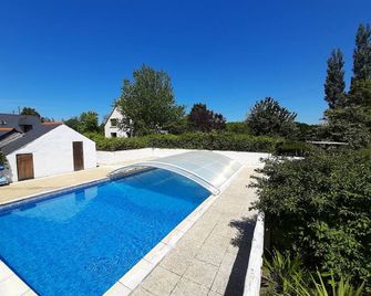 Gites sleeps 10 with pool, games room, minutes from the sea - Plestin-les-Grèves - Piscine