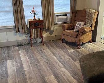 Charming 3-bedroom house with AC, WiFi in serene Houma - Houma - Salon