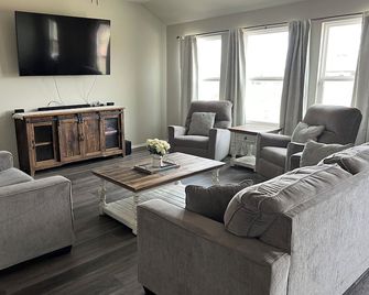 A Winning Stay-Mins. from Firelake Fields & Casino-Enjoy the Large Yard&Hot Tub - Shawnee - Wohnzimmer