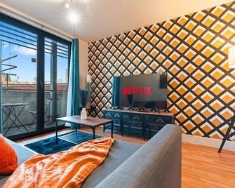 1 Bed Apartment Sleeps 5 - Balcony - Wifi & Tv - Birmingham - Living room