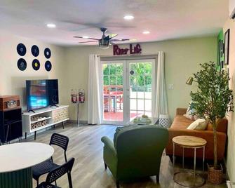 Retro Retreat - Waterfront - Crystal River - Living room
