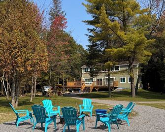 Luxury lakefront cottage w/ private dock. Perfect for big families. & games room - Algonquin Highlands - Patio