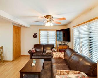Charming Iowa Abode Near Knoxville Raceway! - Knoxville - Obývací pokoj
