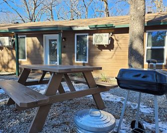 2-bedroom Condo #4 at Bennettscape Lodge with AC, WiFi by Bennett Spring Park MO - Lebanon - Патіо