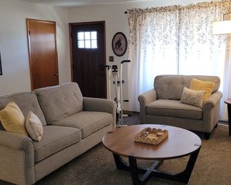 A Kansas Wildflower - Garden City - Huiskamer