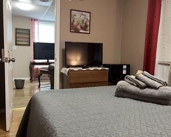 Cozy Apt Near Bu, Lourdes, Uhs - Johnson City - Bedroom