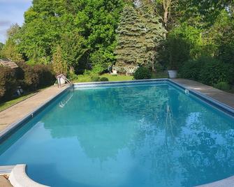 Charming cottage with Pool Access and WiFi in lovely Rock Hall - Rock Hall - Pool