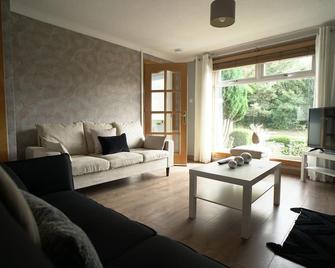 Ravenswood House - Glenrothes - Living room