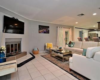 Serenity. Whole house - Schertz - Living room