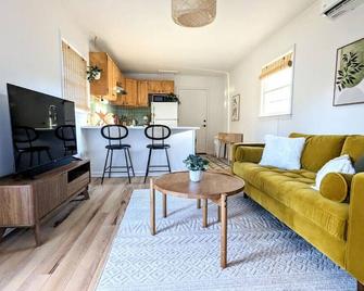 Bohemian Tiny Home - Walk to Starbucks - Taylors - Living room