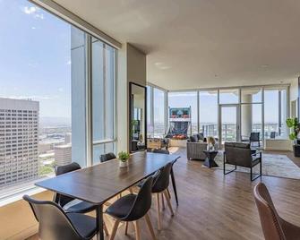 Upscale Phx Stay | Pool,gym,balcony,w/D,parking - Phoenix - Dining room