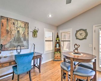 Patio and Grilling Station Family Home in Glendale - Glendale - Dining room