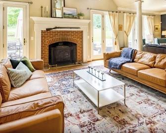 Meadowbrook Estate: Luxurious Peaceful Retreat with/Stunning Views and Hot Tub - Round Hill - Living room