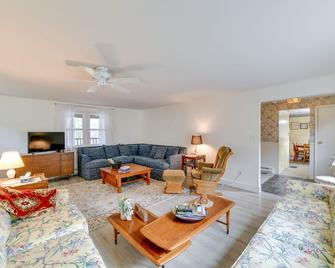 Wooded Walton Home with Fire Pit and On-Site Pond! - Walton - Living room