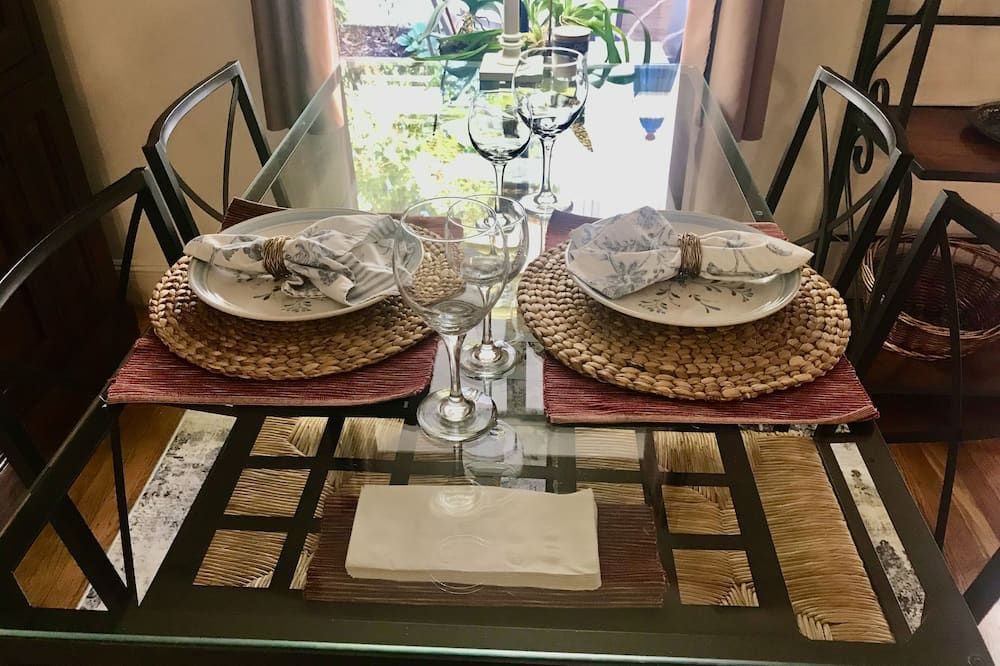 Marina apt w/ private garden, 1 block from Bay - San Francisco - Dining room