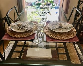 Marina apt w/ private garden, 1 block from Bay - San Francisco - Phòng ăn