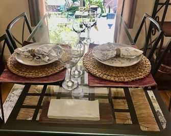 Marina apt w/ private garden, 1 block from Bay - San Francisco - Dining room
