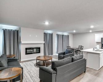 1 Mi to Golf: Quiet Waukee Home w/ Fireplace! - Waukee - Living room