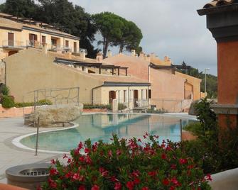Residence Borgo Punta Villa - La Maddalena - Piscina