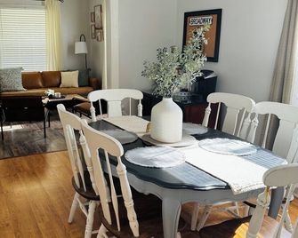 The Broadway Cottage - Great Bend Downtown(Pet Friendly) - Great Bend - Comedor