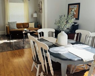 The Broadway Cottage - Great Bend Downtown(Pet Friendly) - Грейт Бенд - Їдальня