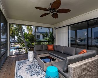 295 Ostego Dr - Gorgeous Bay Front Home 4 Bedroom Home by RedAwning - Fort Myers Beach - Вітальня