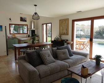 Villa indépendante tout confort, piscine privée - La Rouvière - Sala de estar