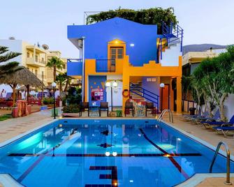 Eltina Apartments - Mália - Pool