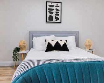 Trendy 1 queen bed studio Prime Downtown location - Kitchener - Bedroom