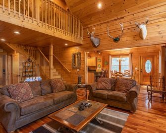 Windswept Vistas -Pet Friendly, 5-min from ASU, Hot Tub, Views - Boone - Living room